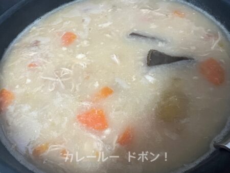 カレールウ投入中